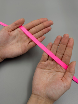 Резинка бретелечная розовая неоновая глянцевая 10 мм