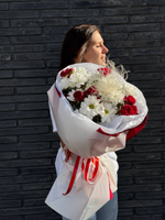 Букет с пионовидными розами и ромашками