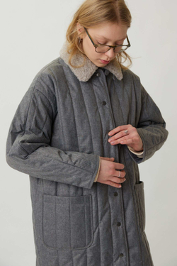 Стеганое пальто в серую елочку