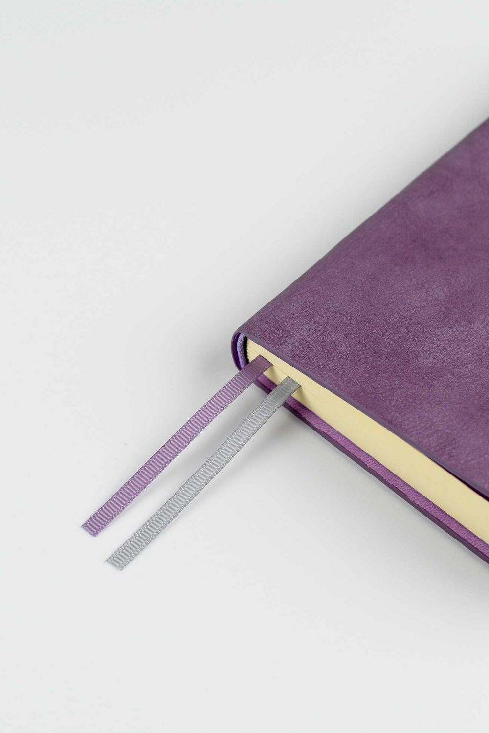 Ежедневник датированный 2026 ESCALADA, #ДУМАЙ КАК МИЛЛИАРДЕР, А6+, 176 л., арт. 70296/ 20 ТИВОЛ ГЛОСС СИРЕНЕВЫЙ (кожзам: 126x174 мм, твёрдый переплёт, запаянный край, материал обложки: искусственная кожа "Тиволи глосс"; декор: блинтовое тиснение; спо