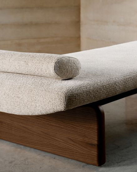 Кушетка Topaz из из бежевого шенилла с массивом ясеня в натуральной отделке 200 см