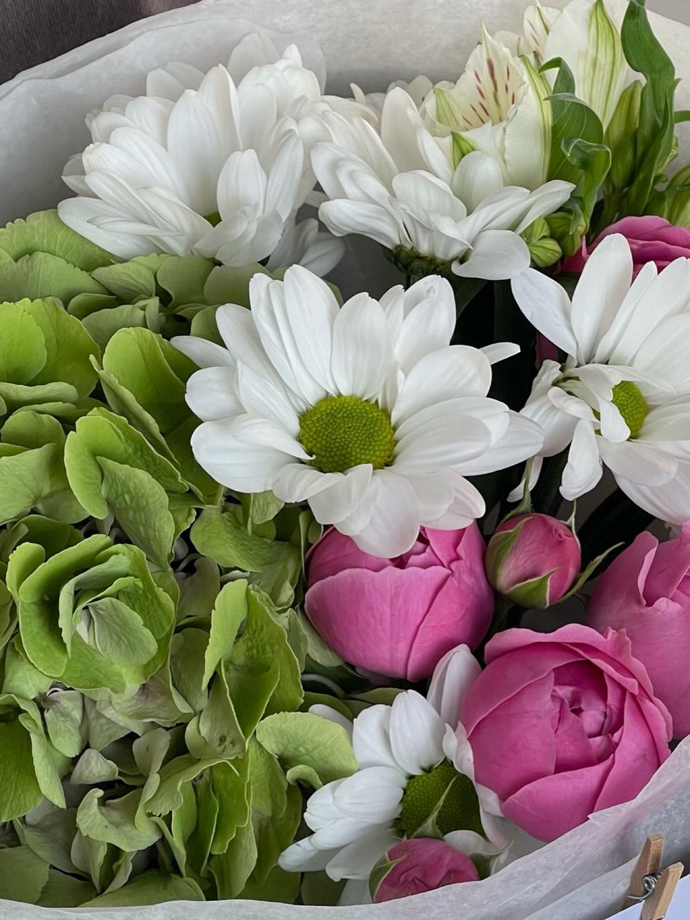 Букет из гортензии, хризантемы, кустовой пионовидной розы и альстромерии