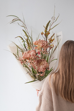 Стильный букет с хризантемой в бежевой гамме