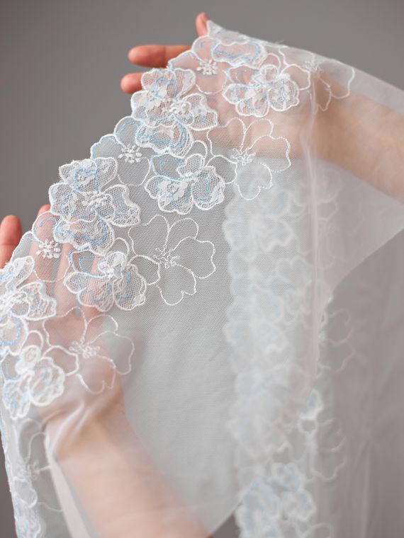 05-164 Вышивка на неэл. сетке 21 см, айвори/белый/голубой (правая)