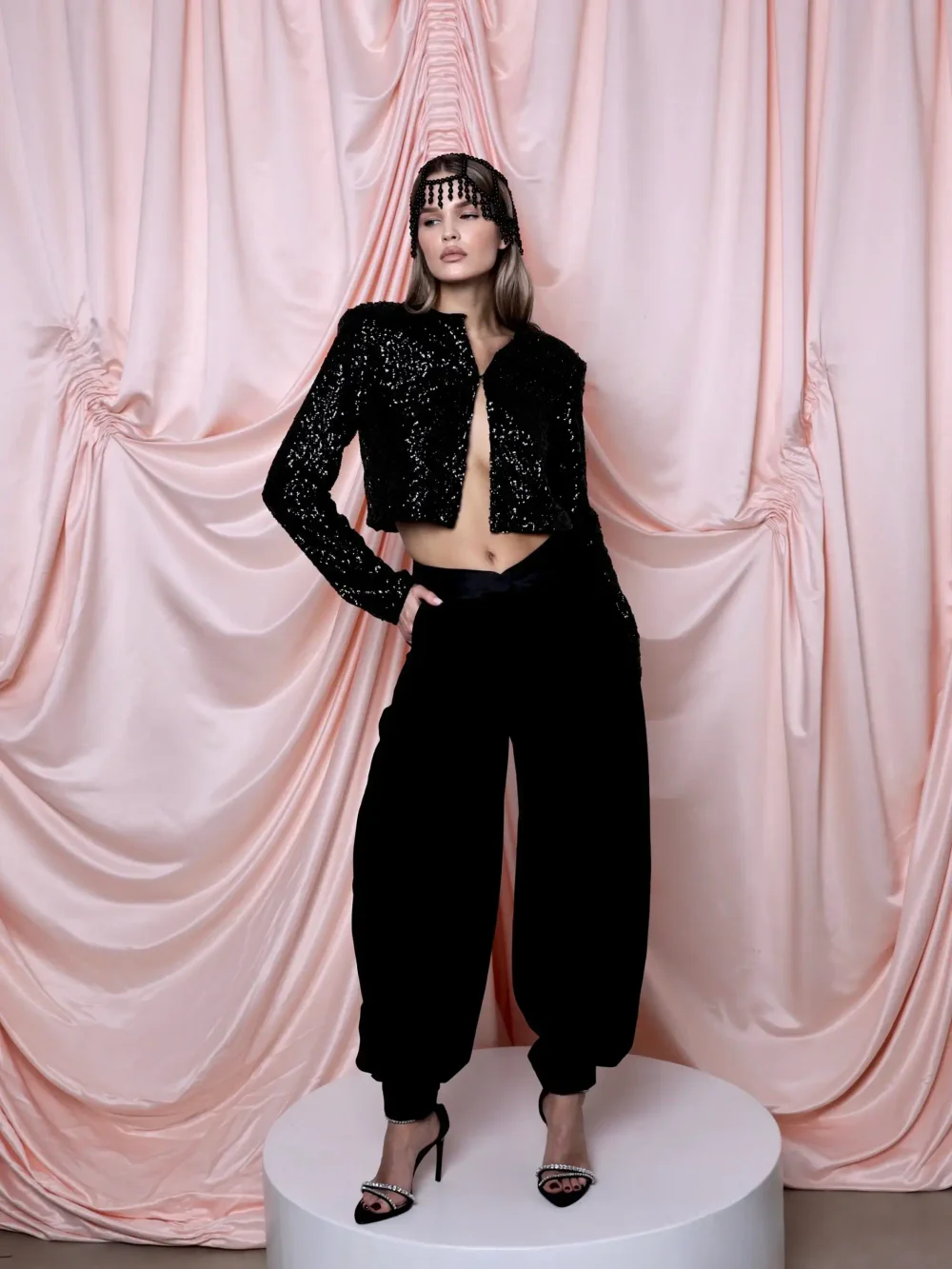 Брюки с декоративными пуговицами и атласным поясом, Черные