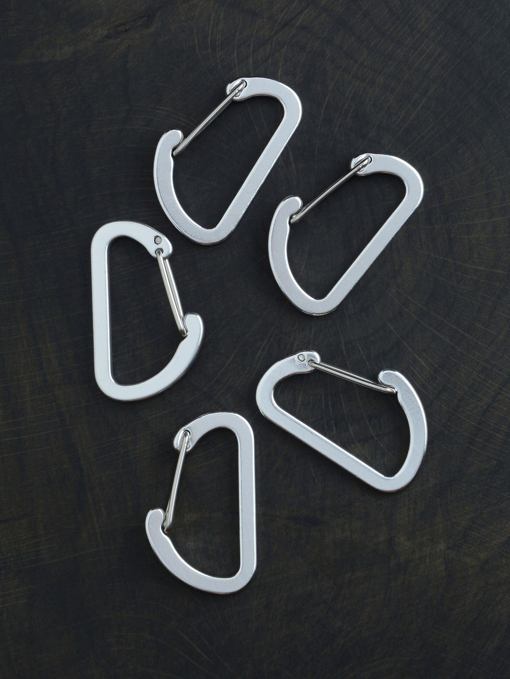 В АССОРТИМЕНТЕ 5 карабинов вспомогательных до 8 кг алюминий 40х25 мм