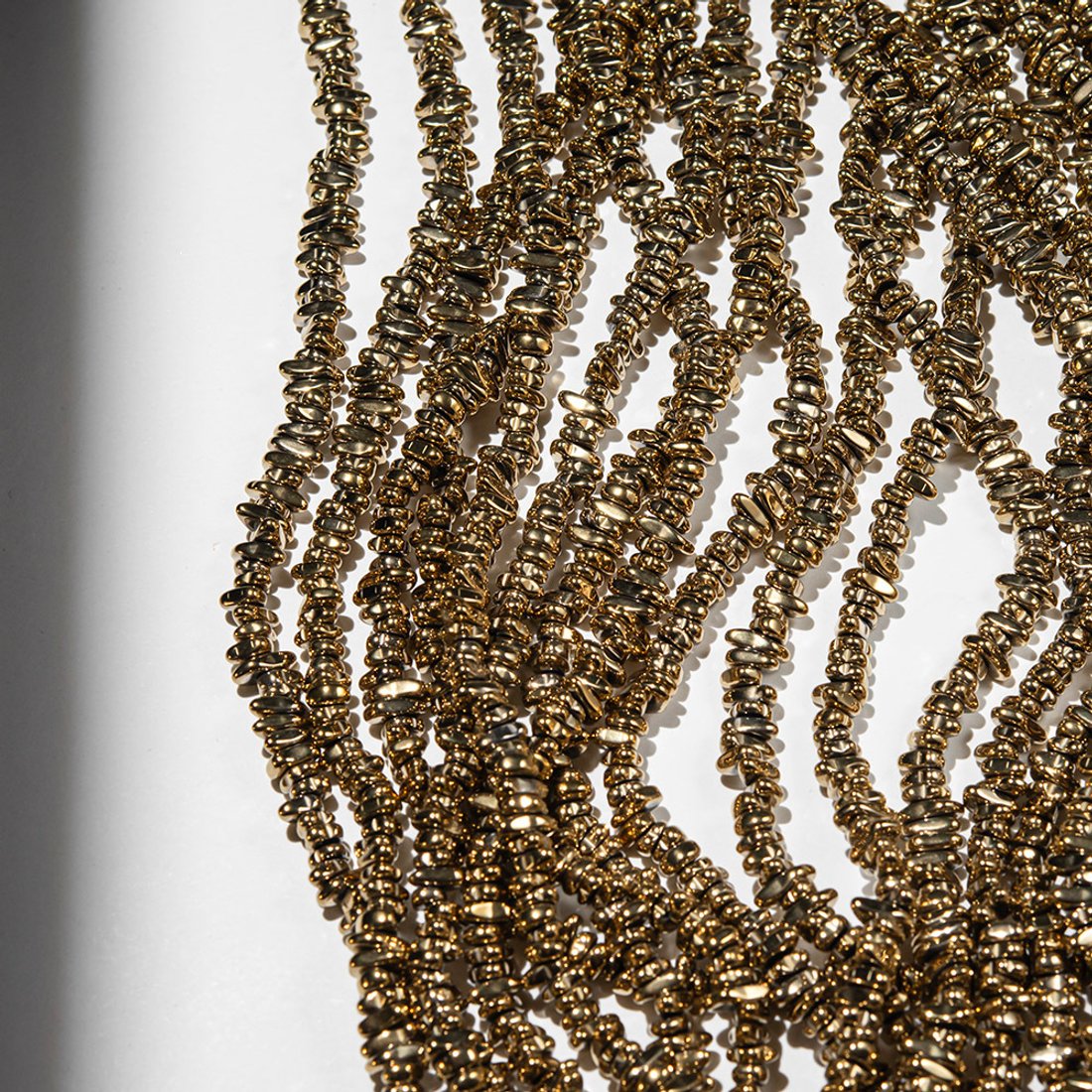 Гематин (гематит), оттенок "Золото", тонкий фриформ 6-8*2,5мм