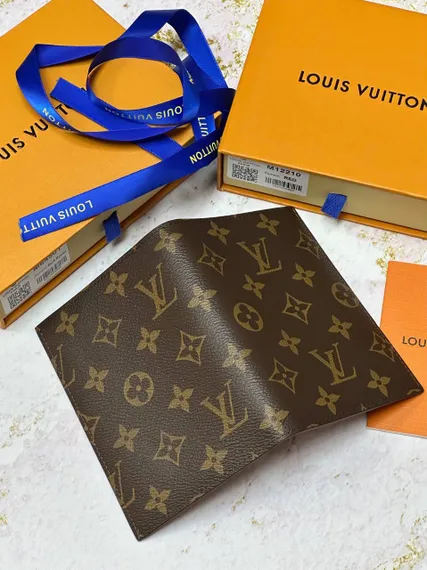 Обложка для паспорта Louis Vuitton Monogram коричневый