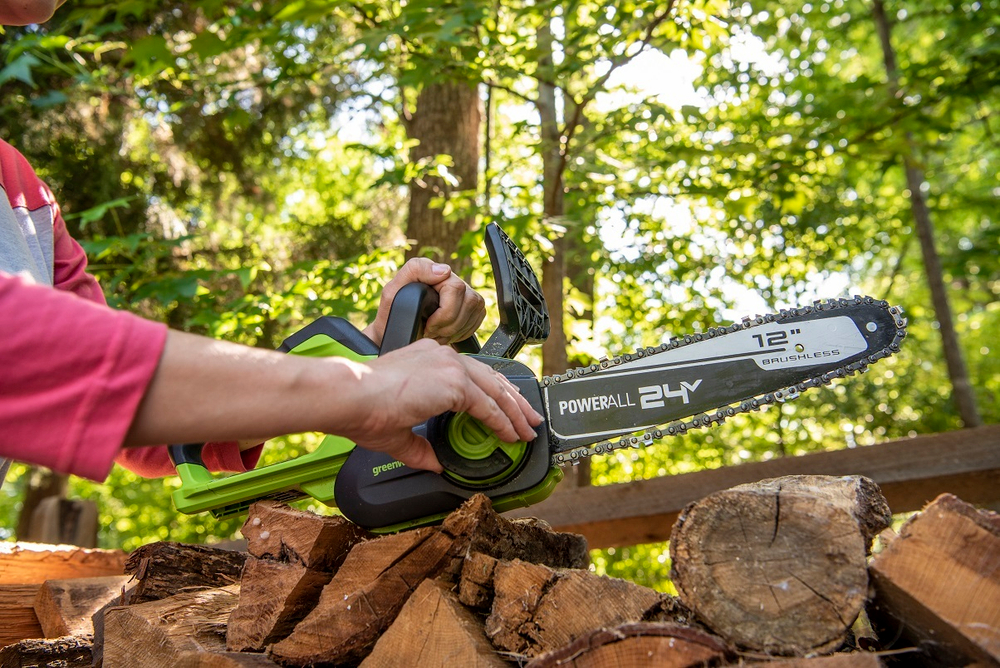 Цепная пила аккумуляторная GreenWorks Арт. 2007007UA,  30см, бесщеточная, c 1хАКБ 2 Ач и ЗУ