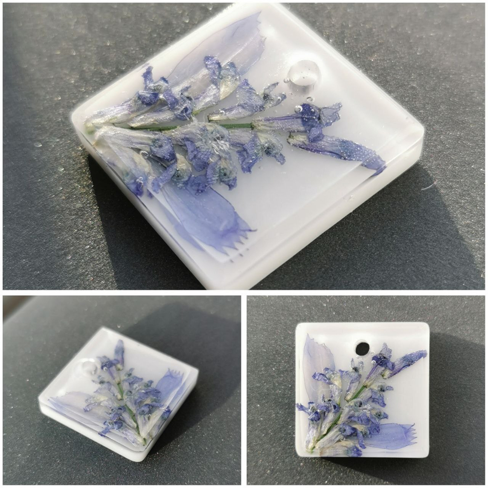 Белая подвеска с фиолетовым цветком