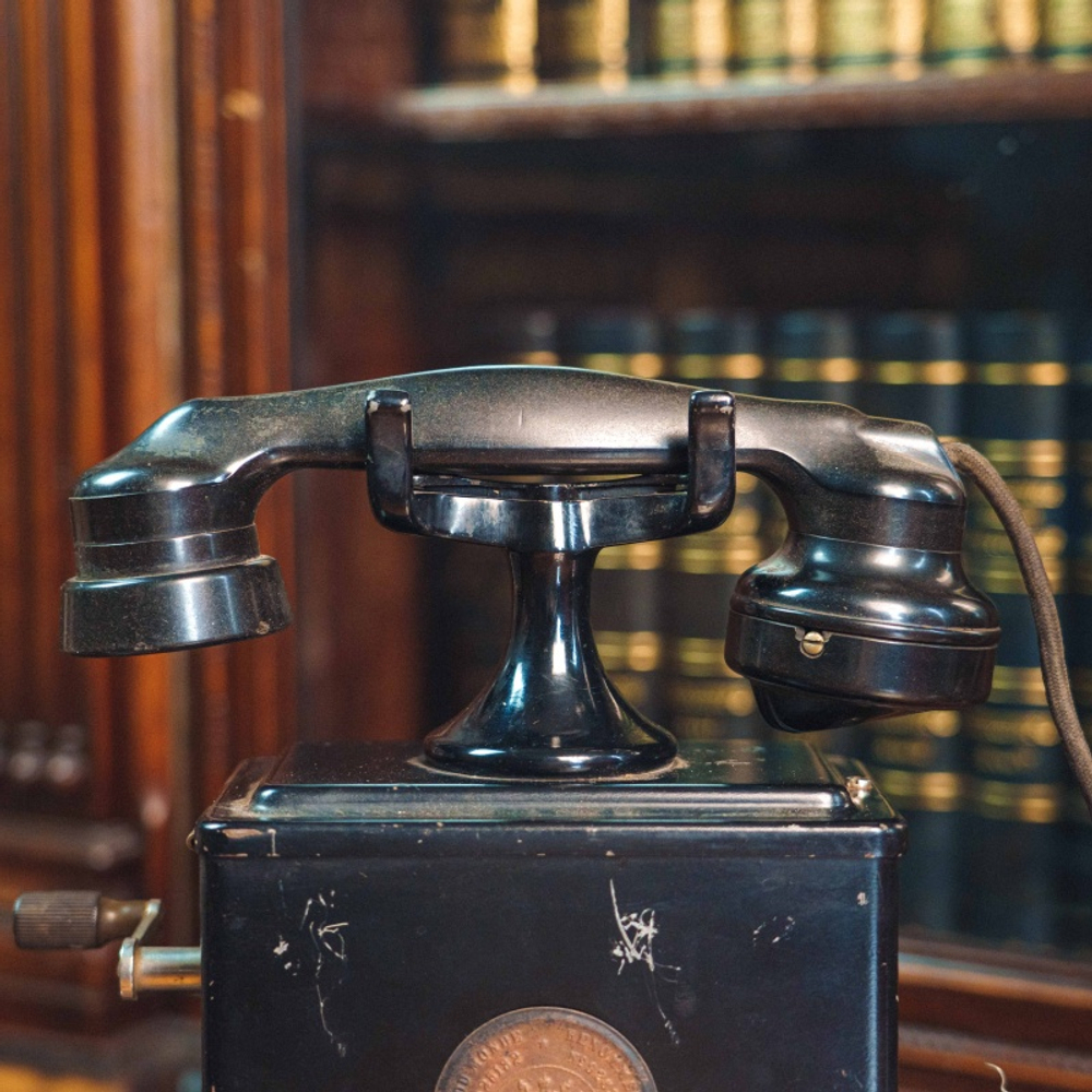Антикварный телефон
