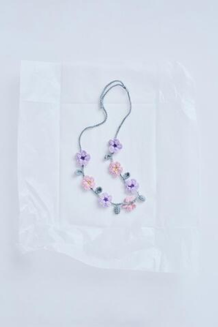 ZARA TIMELESZ ОЖЕРЕЛЬЕ С КРУЖЕВОМ КРОШЕ И ЦВЕТОЧНЫМИ ДЕТАЛЯМ, ЦВЕТ МАЛЬВЫ