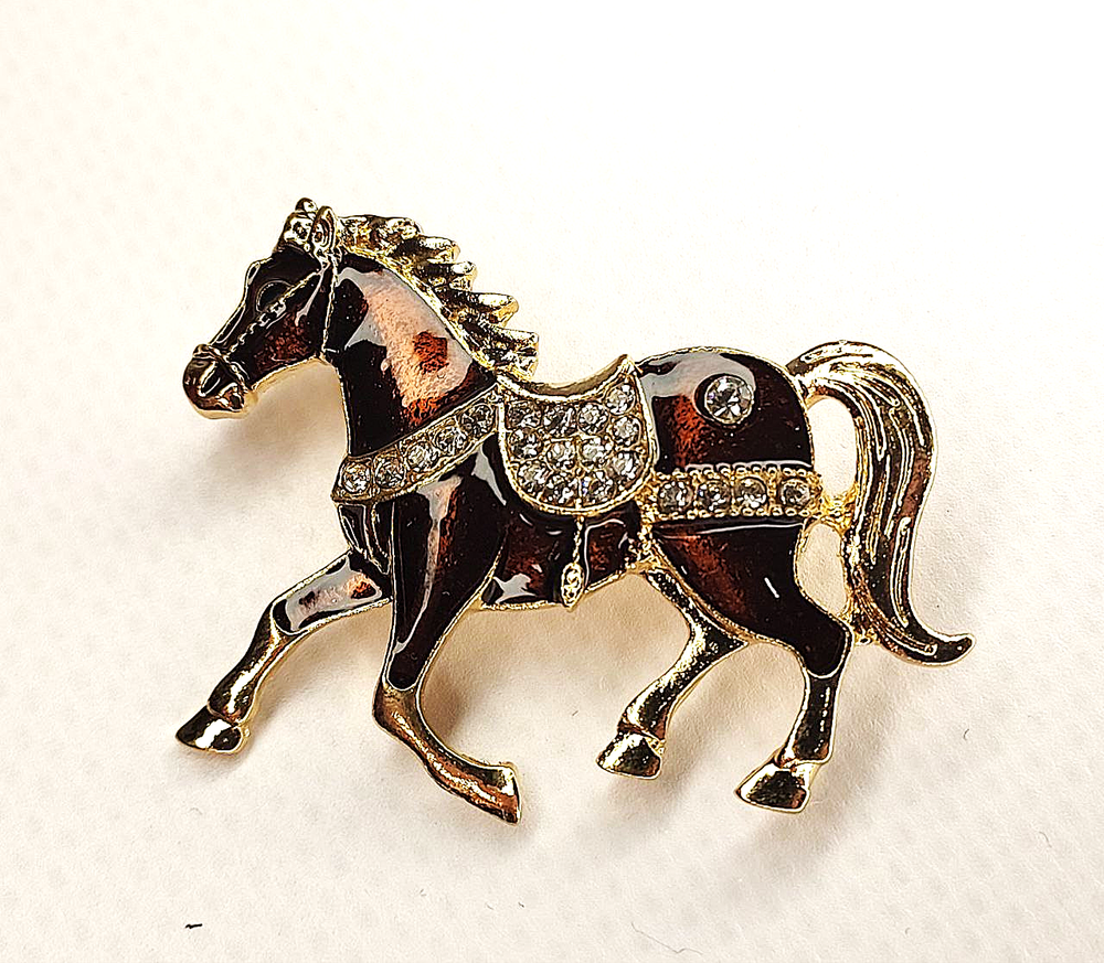 Брошка "Красная бархатная лошадка". Символ года.Женская бижутерия, металл, красный цвет, 5х3см