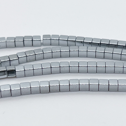 Гематит Куб бусины (имитация), цвет серебристый, размер около 3 мм, цена за отрезок 19 см (1/2 нити)