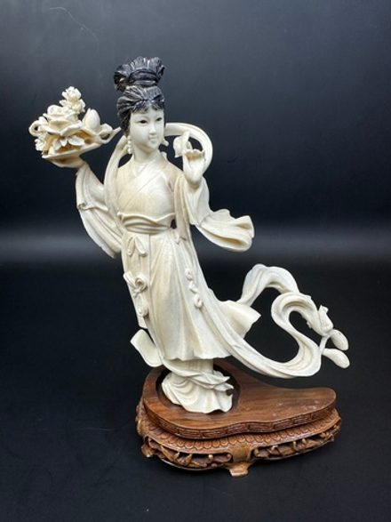 Окимоно — Небесная Красавица с букетом цветов