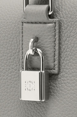 Loewe Сумка Amazona 23 из мягкой зернистой телячьей кожи, жемчужно-серый