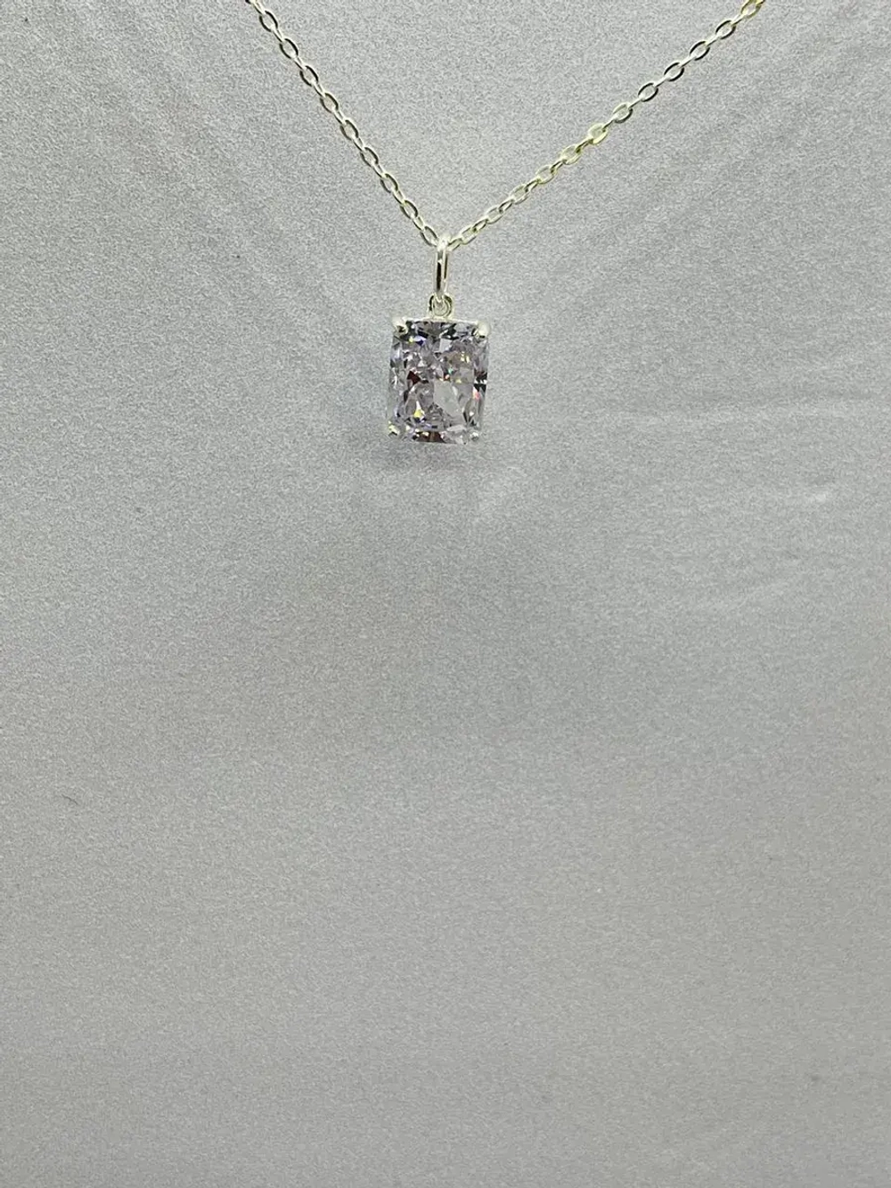 Серебряное колье с бриллианитом