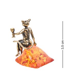 AM-1812 Фигурка «Кошечка с бокалом» (латунь, янтарь)