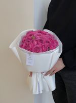 Моно букет из яркой кустовой розы