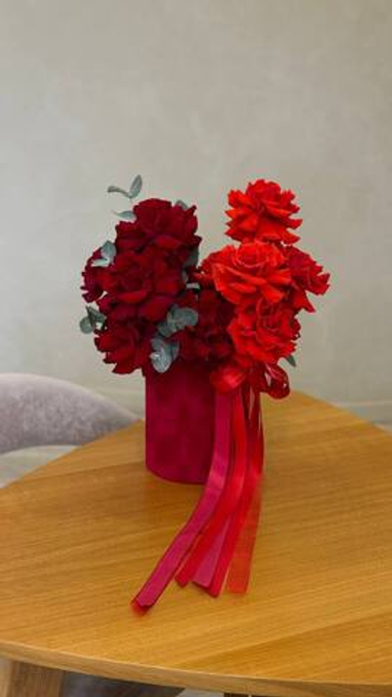 Коробка с красными французскими розами для любимой М