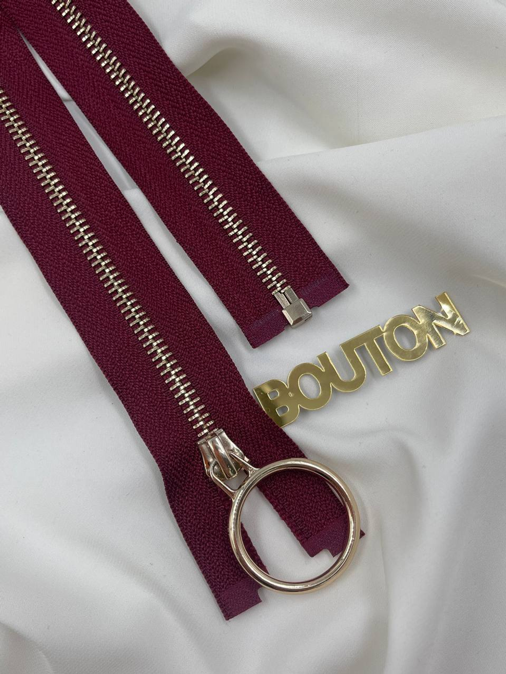 Молния бордовая с золотистым массивным кольцом