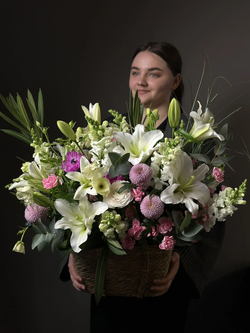 Авторская корзина цветов «Свежий взгляд на классику»