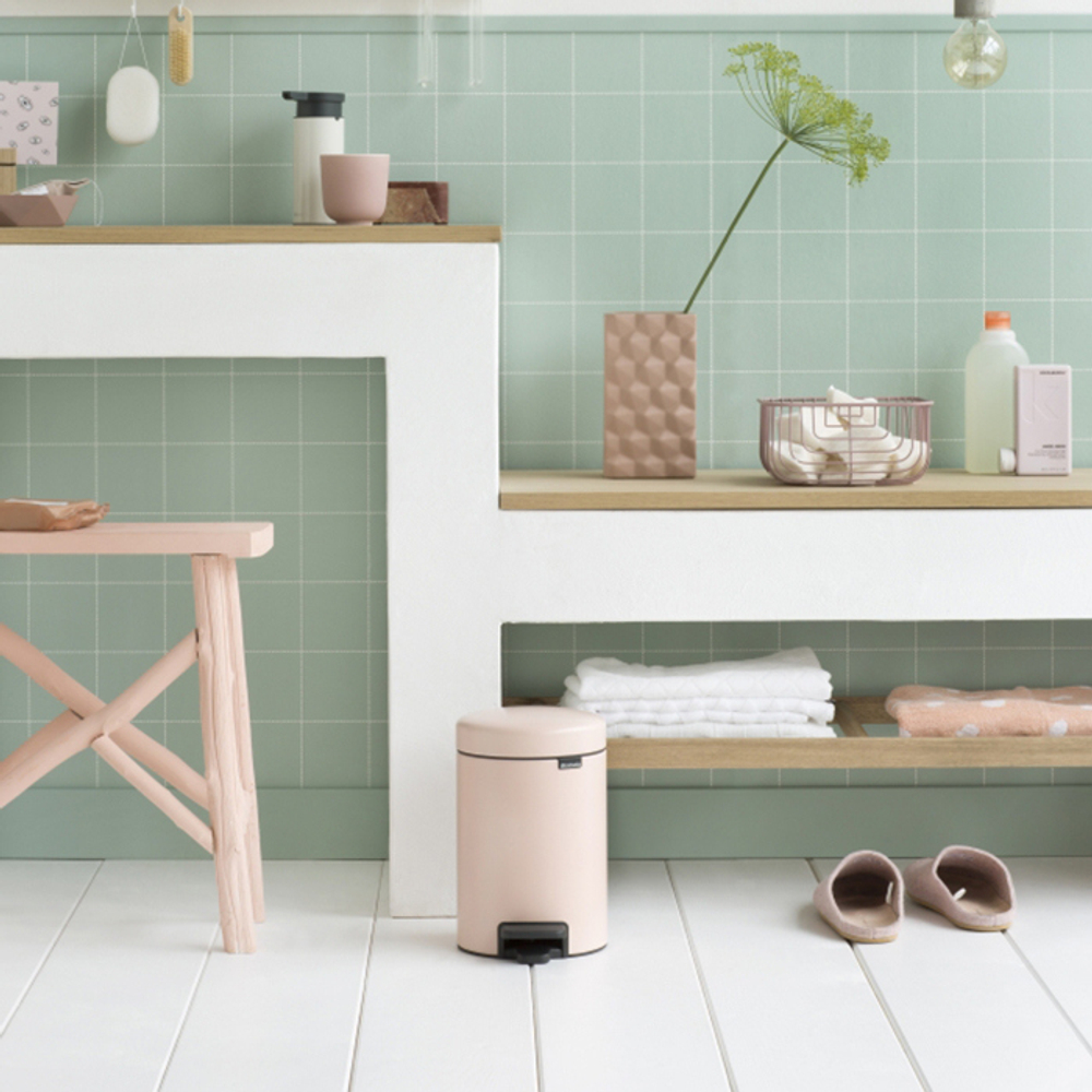 Ведро Brabantia NewIcon 3л чайная роза в интерьере