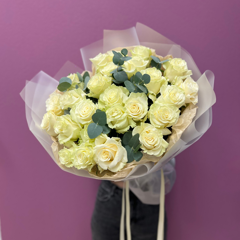 Букет из белых роз с эвкалиптом #26