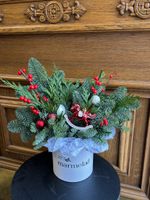 Композиция из хвои с новогодней игрушкой