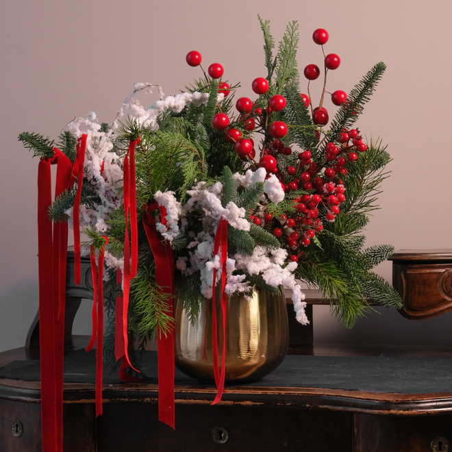 Композиция из живой хвои Новогодняя классика