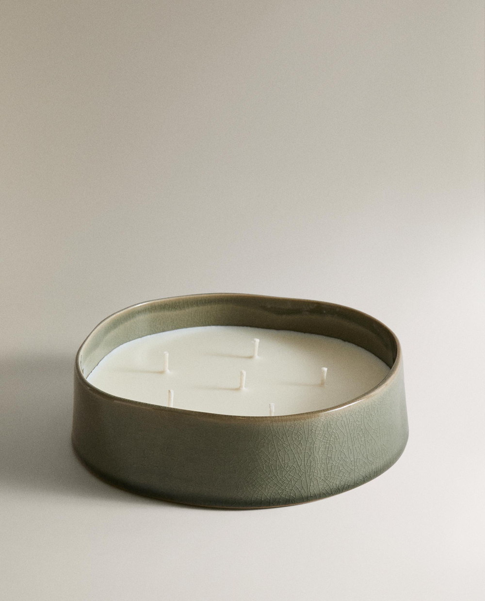 Zara Home Свеча ароматическая Pure Gardenia 590 г, растительный воск, аромат цветочный, Розовый