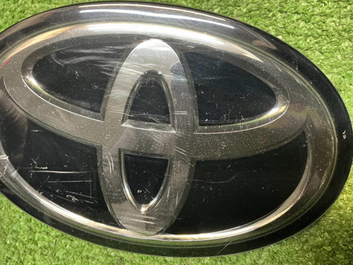 Эмблема решетки радиатора Toyota Camry xv70 20-24