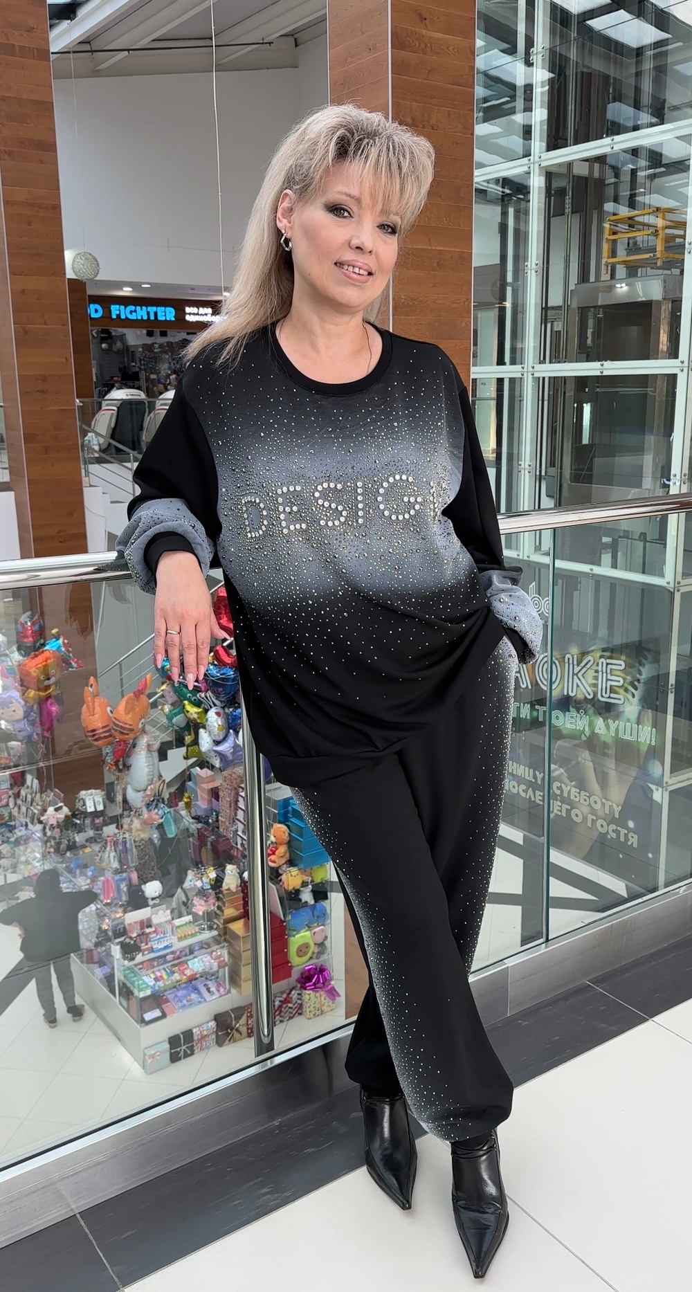 Черный трикотажный костюм со стразовым принтом