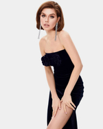 Платье с цветами на груди и разрезом