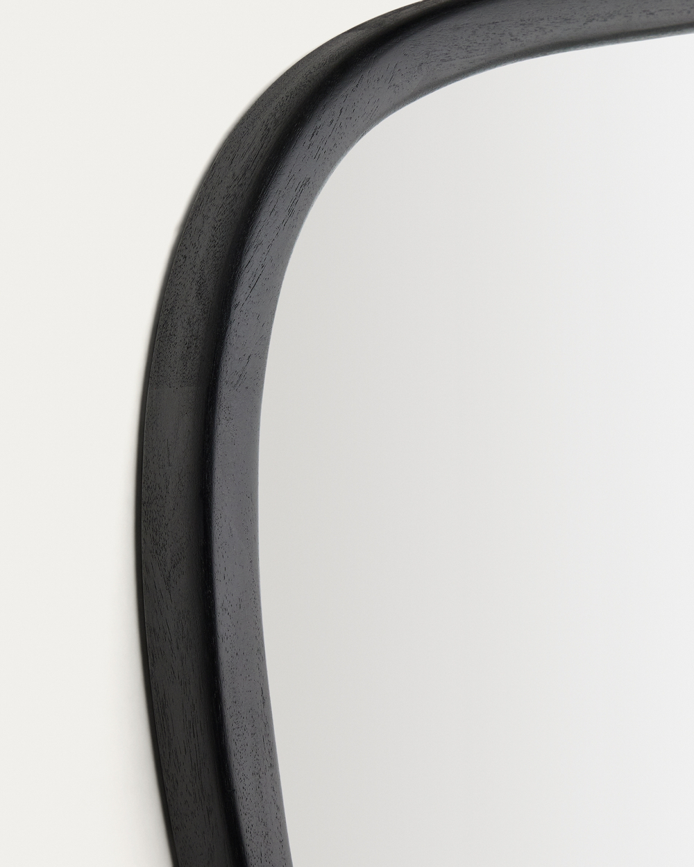 Зеркало из тикового дерева Alura черного цвета 45,5 x 47 см