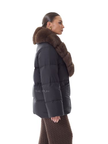 Черный удлиненный пуховик с поясом и меховым воротником