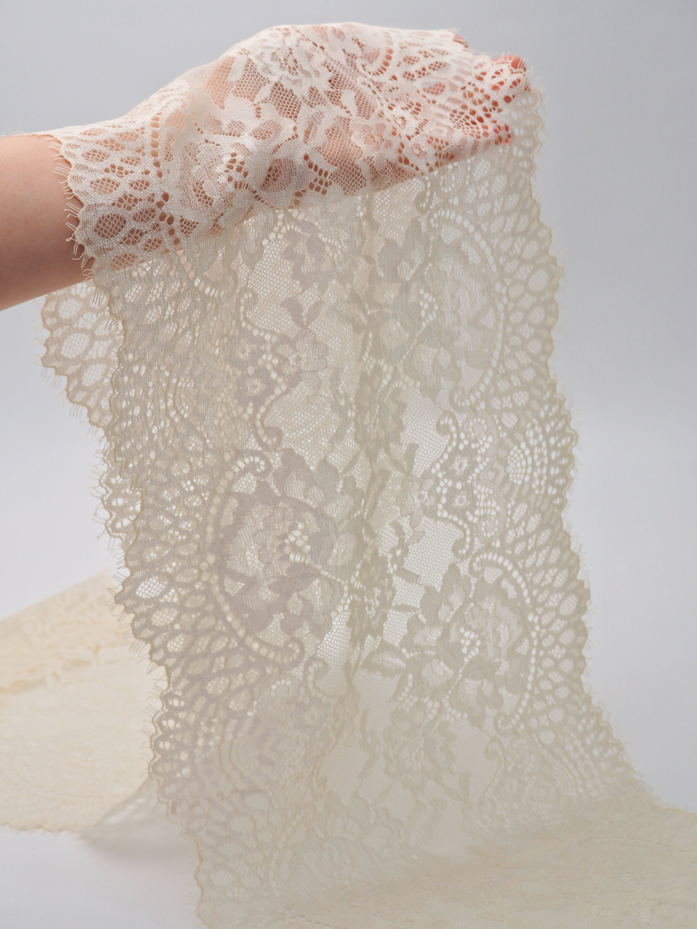 Кружево шантильи эластичное шампань ширина 22 см