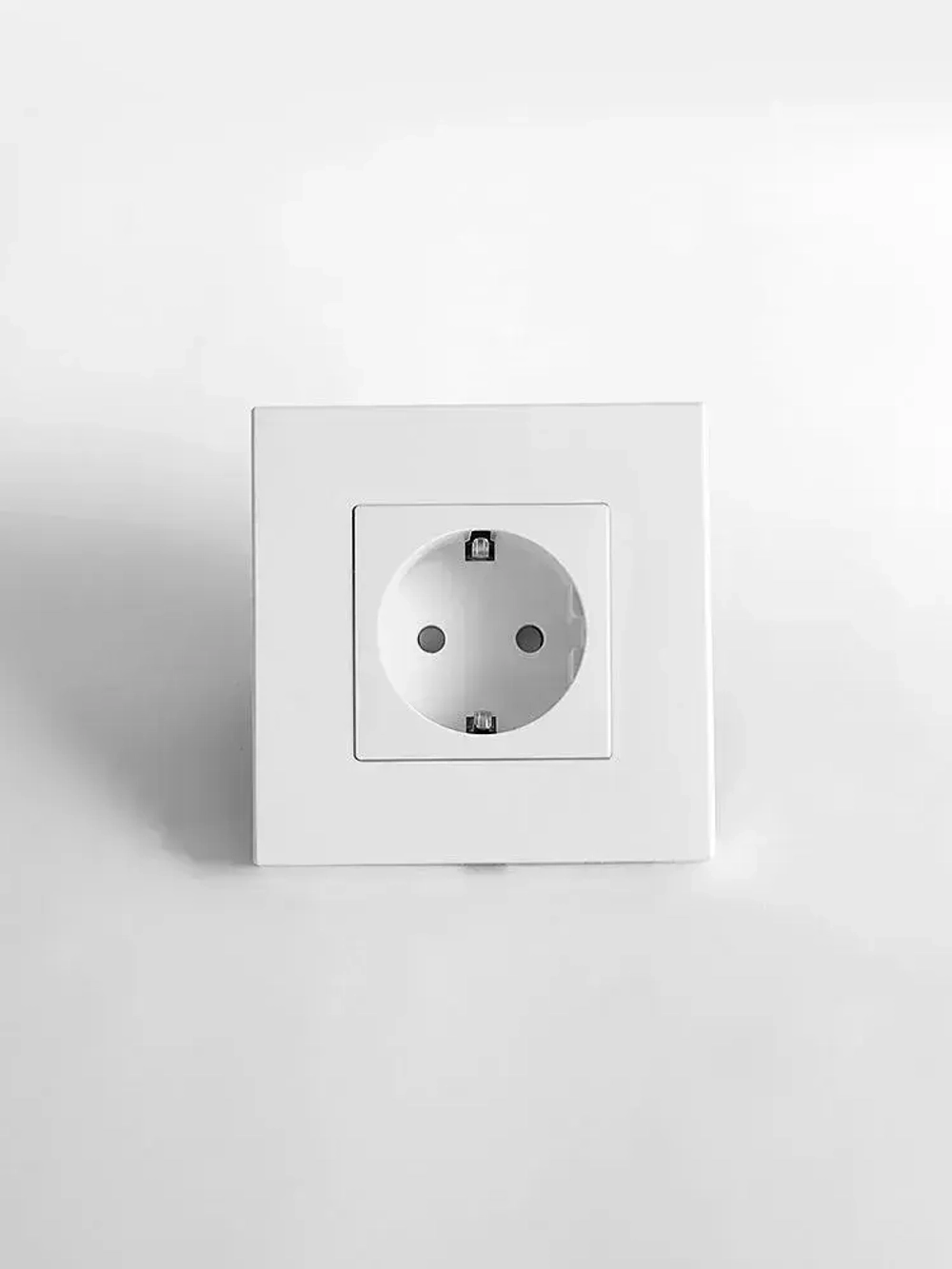 Розетка одинарная электрическая с заземлением, белый пластиковый корпус, защитные шторки для детей,16А,250В.