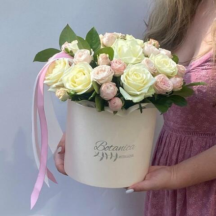 Пионовидные розы в большой коробке