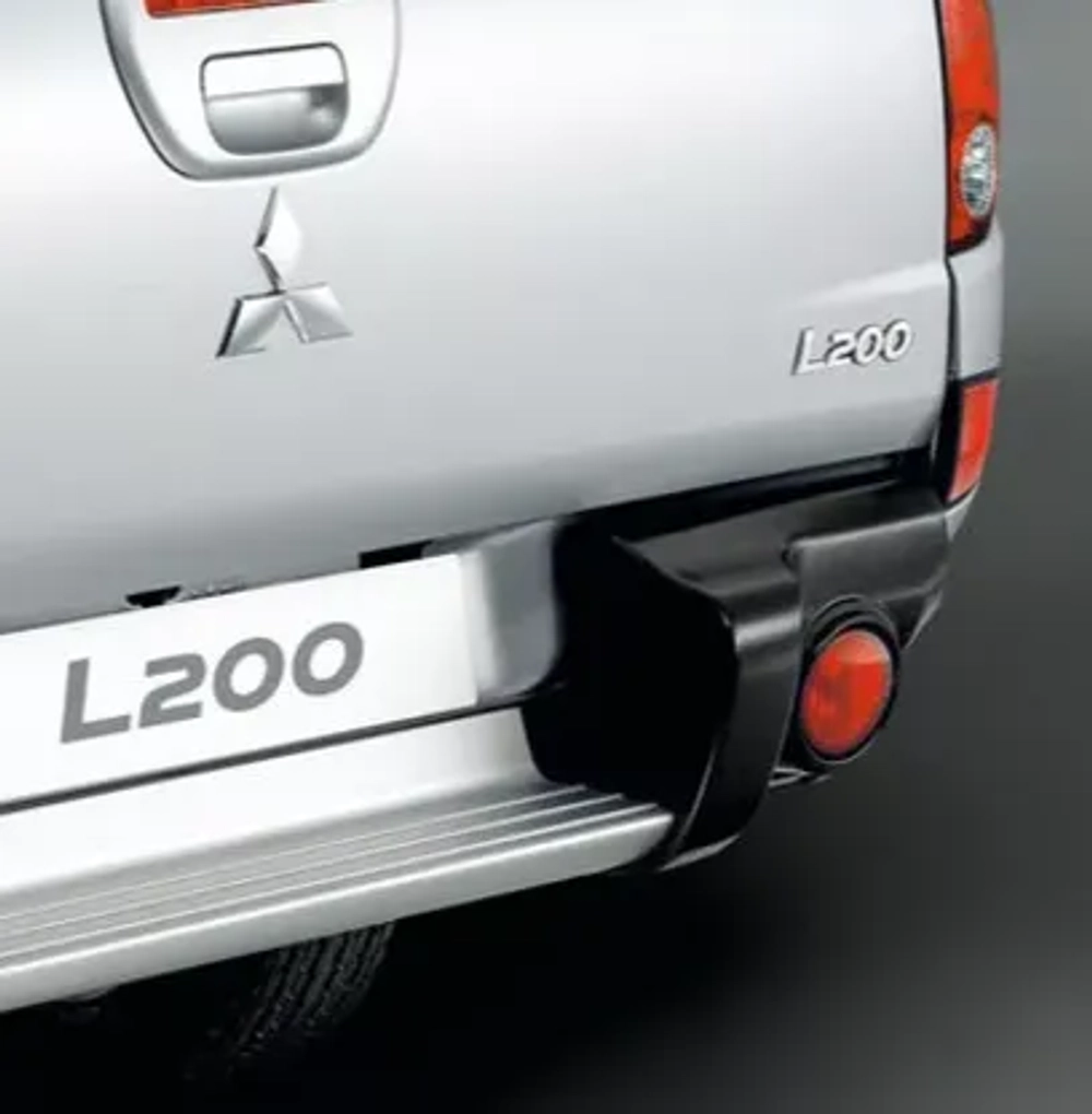 Уголок бампера задний правый (RH) Mitsubishi L200 (с катафотом) / RVLT-6410A226