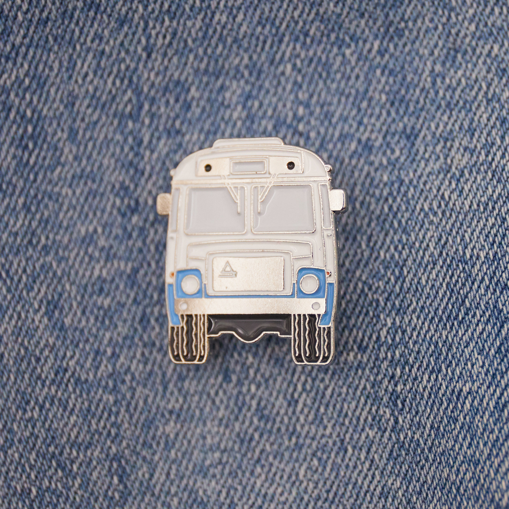 Значок автобус КАвЗ-3961 белый с голубым
