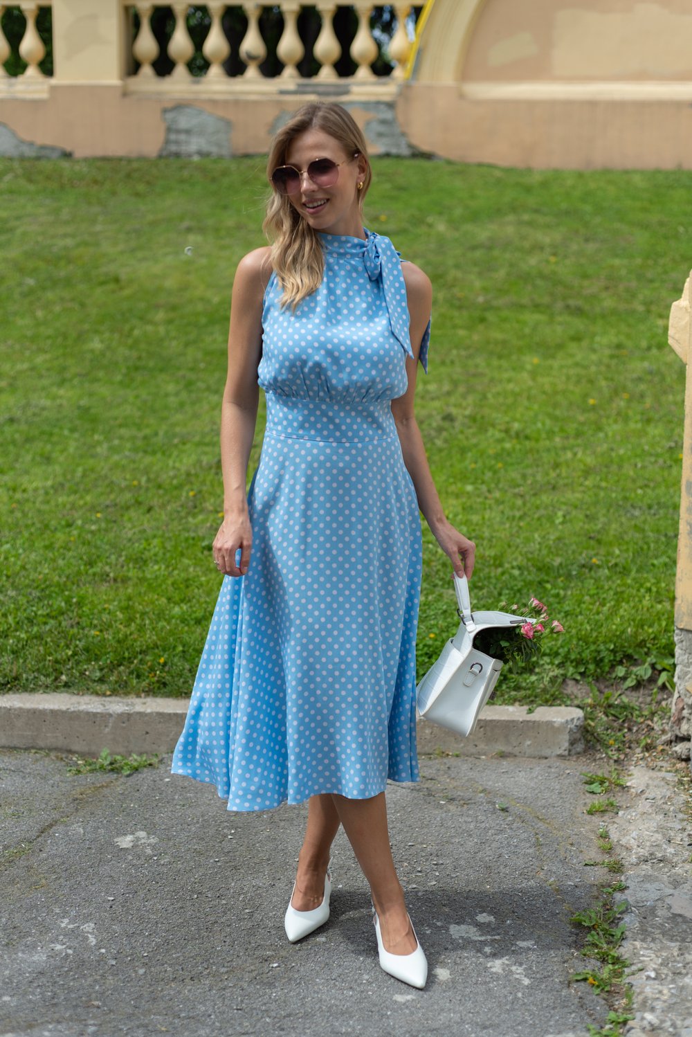 Платье голубое с открытыми плечами в горошек из вискозы