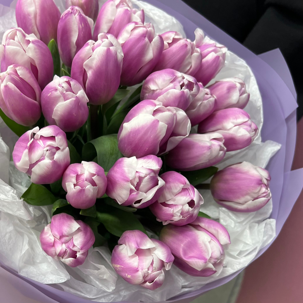 Букет из свежих сиреневых тюльпанов