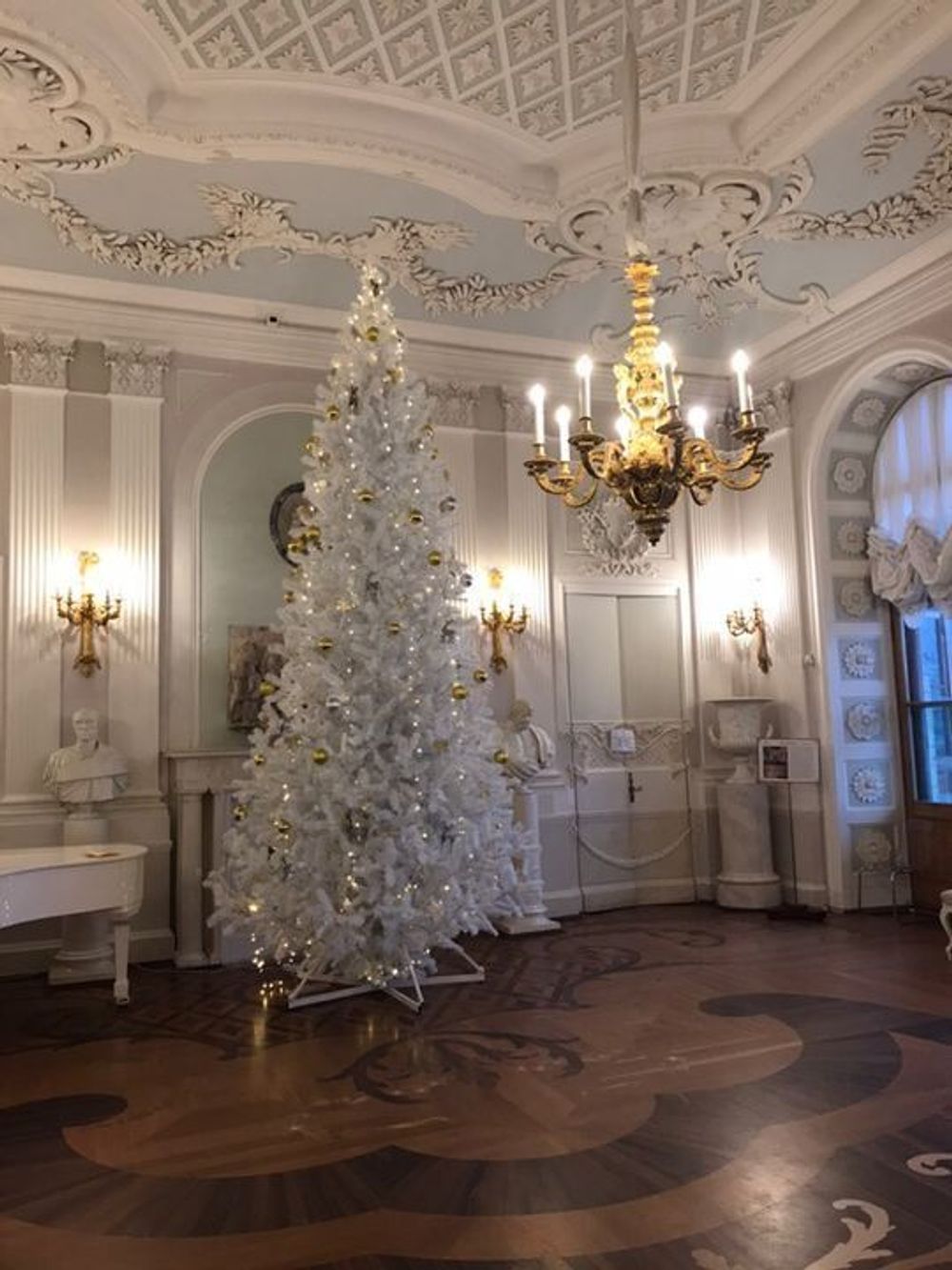 елка искусственная интерьерная ствольная белая "Рублевская"