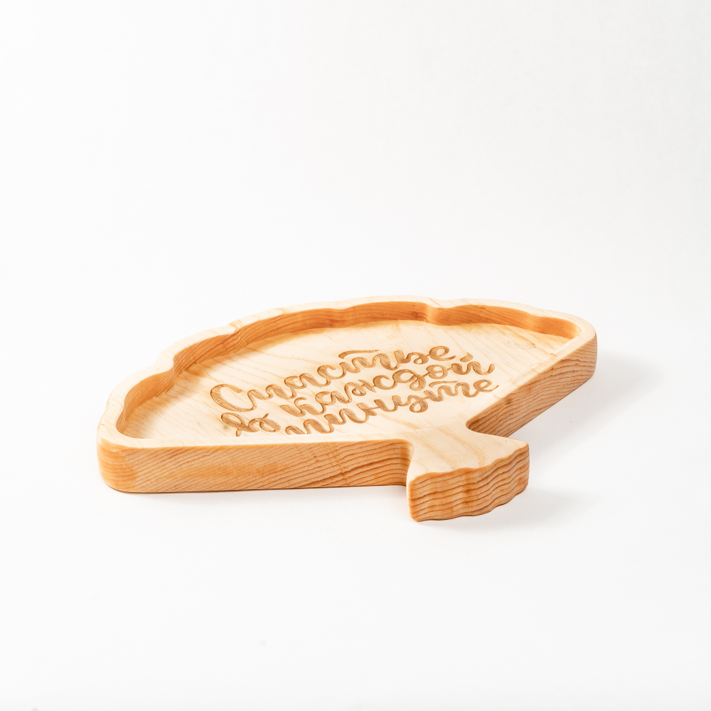 Менажница деревянная из сибирского кедра для подачи блюд и закусок с гравировкой "СЧАСТЬЕ В КАЖДОЙ МИНУТЕ". MG134