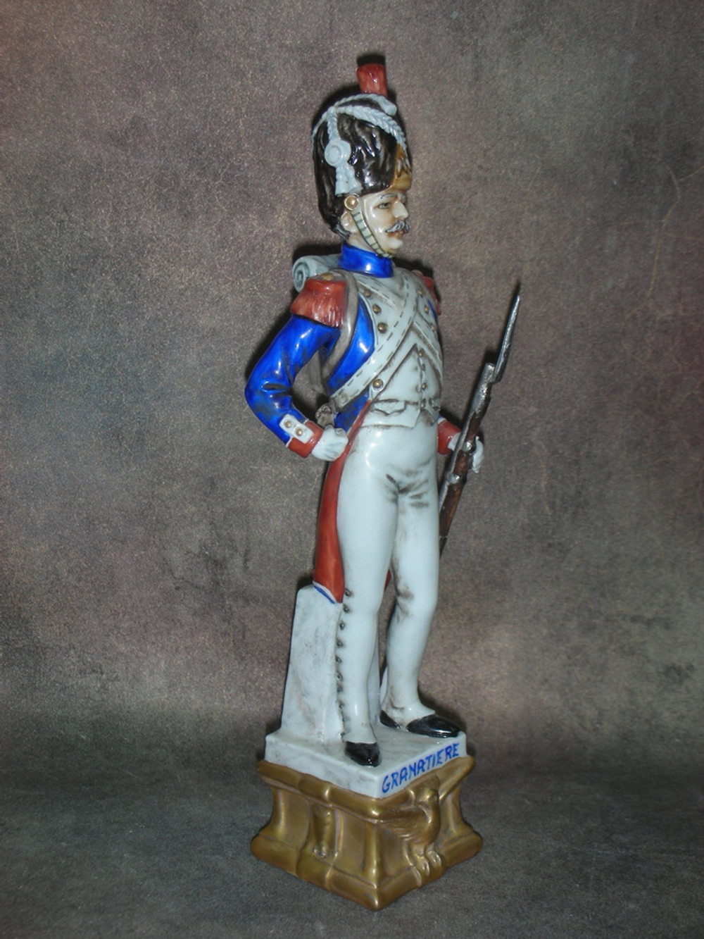 Статуэтка. Фарфор. Солдат Гренадёр. Capodimonte. Италия