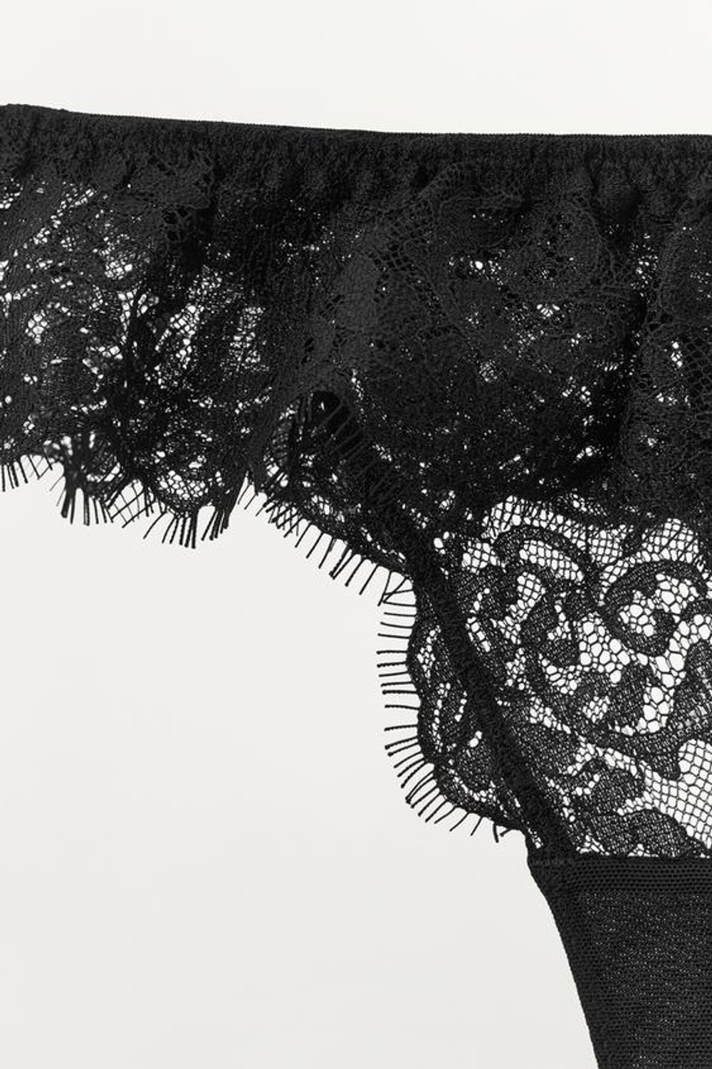 ZARA КРУЖЕВНЫЕ ТРУСЫ-ТАНГА С ВОЛАНАМИ, ЧЕРНЫЙ