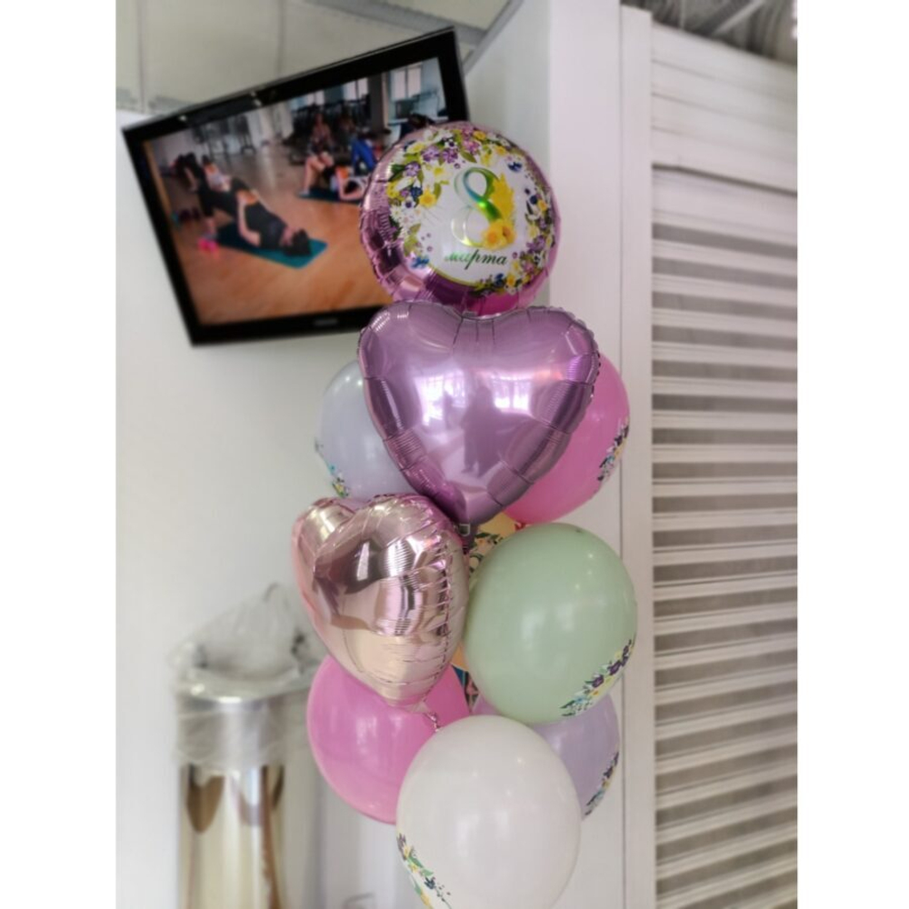 Фонтан из воздушных шаров на 8 марта