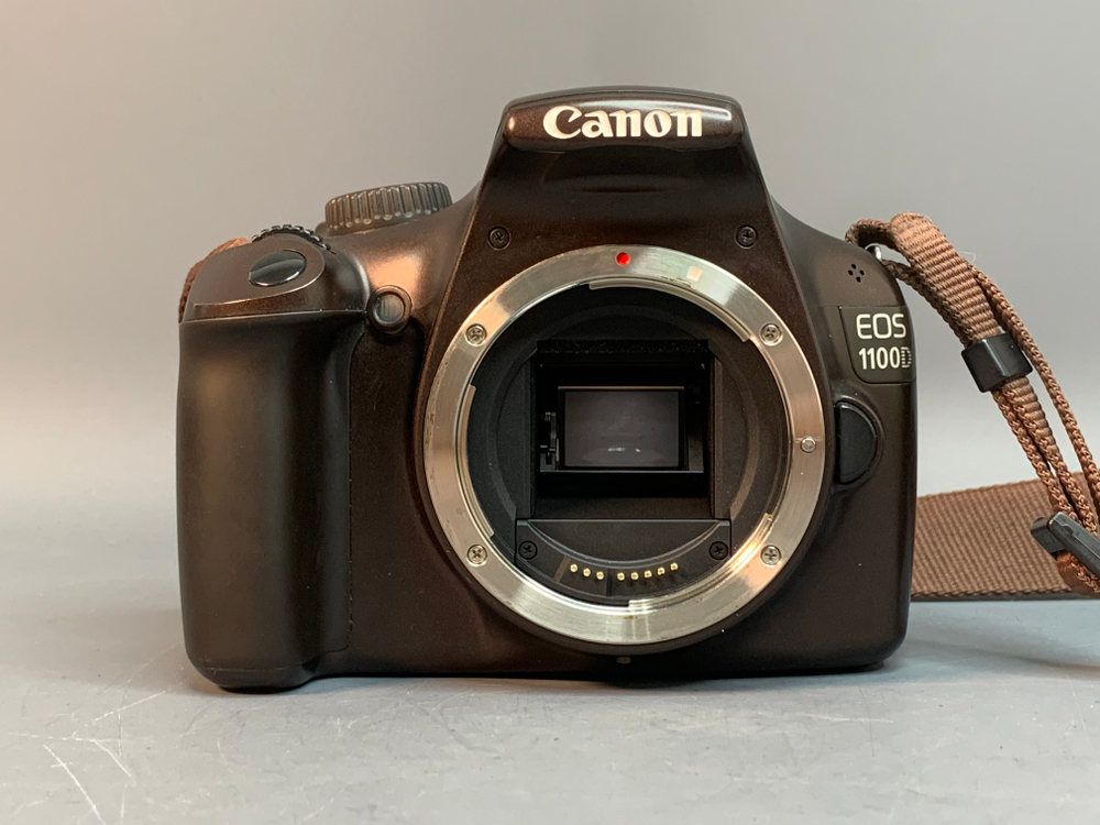 Canon 1100D kit 18-55mm 3.5-5.6 IS II 10.000 кадров