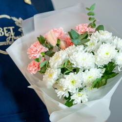 Букет с диантусами и хризантемой Балтика